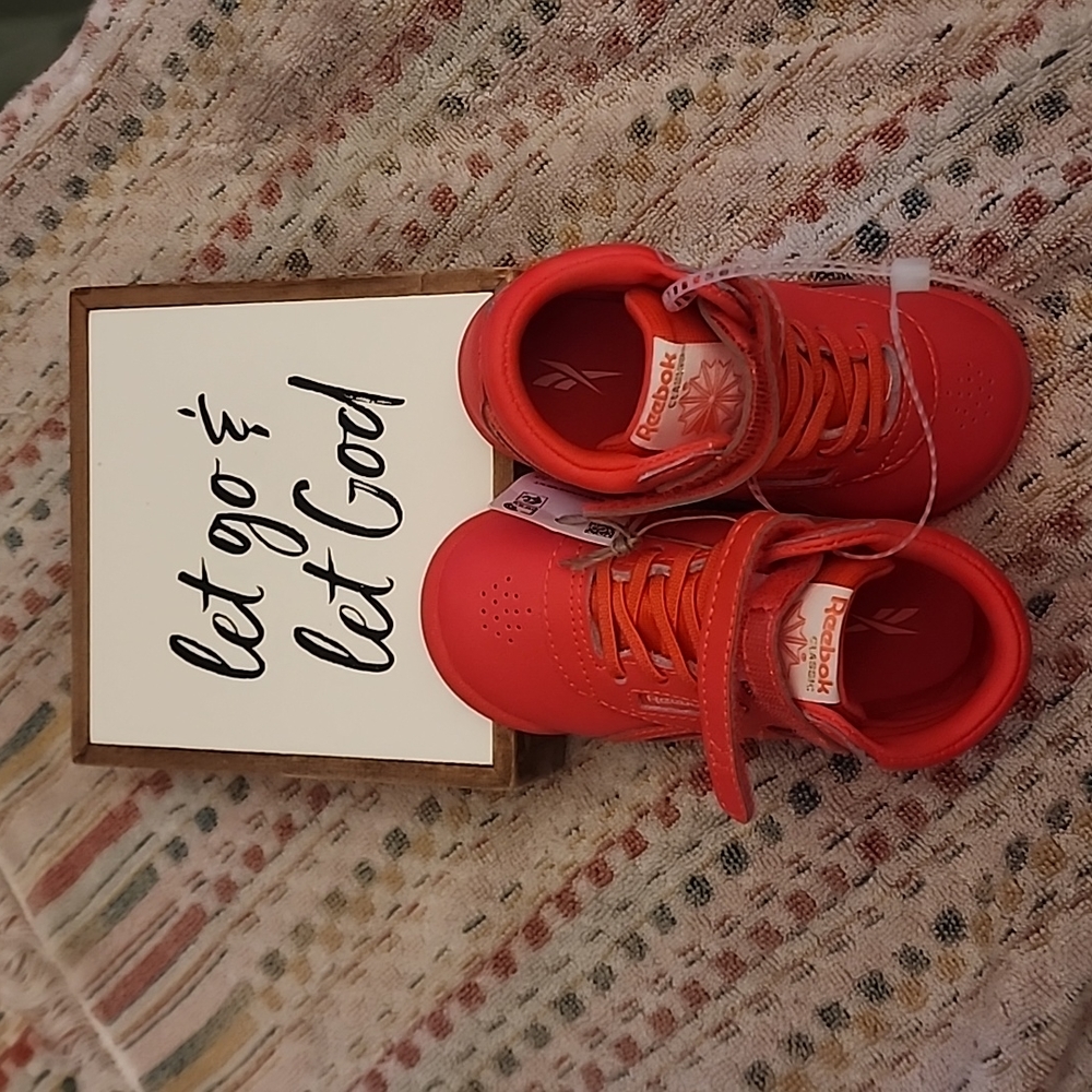 Reebok Classic, Size 6 Little Kids, Salmon